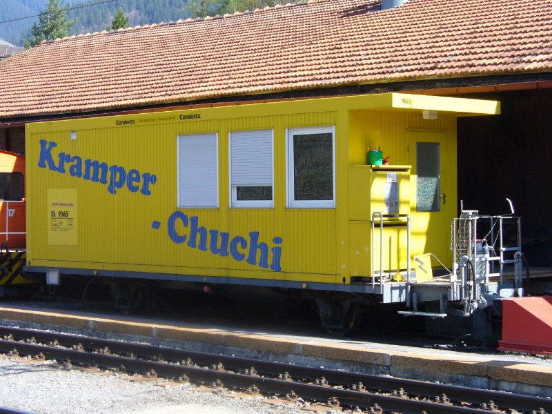 RhB  - Dienstwagen   Kramper - Chuchi   Xk 9065 im Bahnhof von Klosters am 19.04.2007