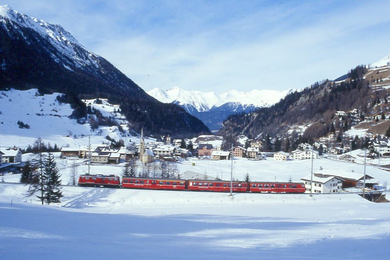 RhB Dienstzug 8548 von Preda nach Bergn am 02.02.1998 bei Bergn mit Steuerwagen voraus BDt 1731 - B 2333 - AB 1518 - Ge 4/4I 605. Hinweis: leerer Schlittelzug, gescanntes Dia
