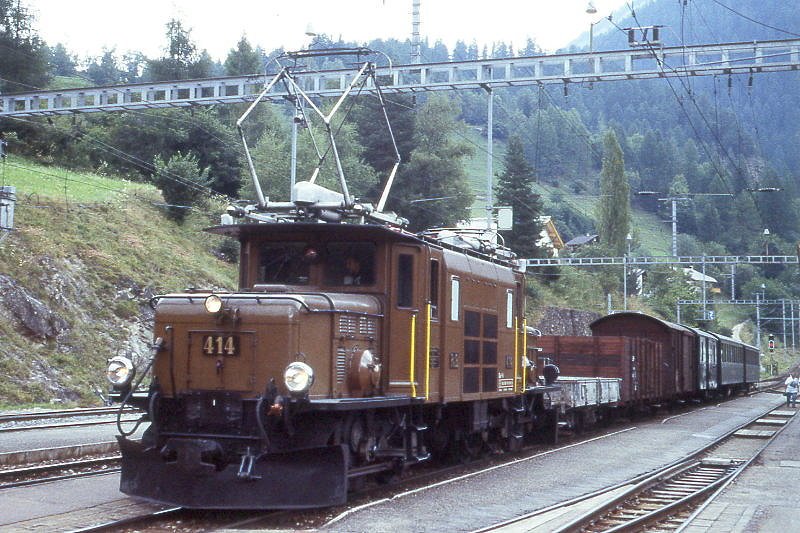 RhB Dienstzug 9556 f�r GRAUB�NDENTOURS von Filisur nach Thusis am 28.08.1997 in Filisur mit E-Lok Ge 6/6 I 414 - Kk 7052 - E 6623 - Gb 5032 - D� 4052I - B 2247 - B 2246. Hinweis: leider sehr tr�bes Wetter, gescanntes Dia.
