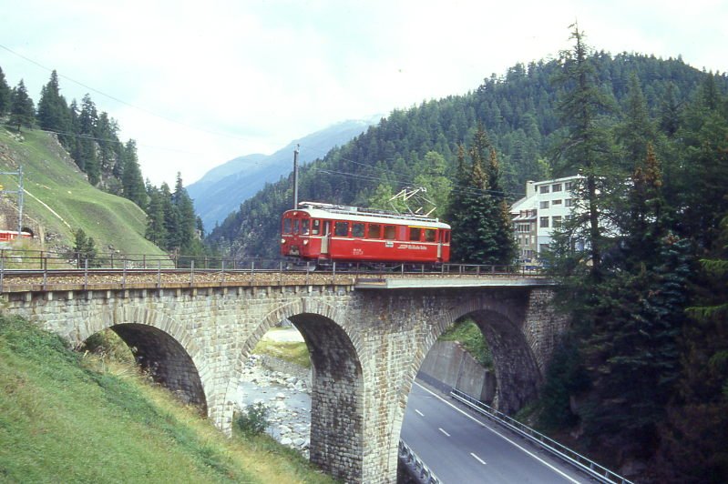 RhB Dienstzug 9950 fr RHTIA TOURS von Pontresina nach St.Moritz am 31.08.1996 auf Inn-Viadukt in St.Moritz mit Triebwagen ABe 4/4 I 35 solo. Hinweis: gescanntes Dia

