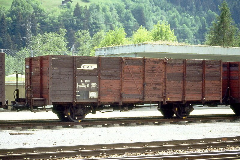 RhB - E 6611 am 28.05.1992 in Trun - Hochbordwagen 2-achsig mit 1 offenen Plattform - Baujahr 1911 - Louv - Gewicht 6,60t - Zuladung 15,00t - LP 7,84m - zulssige Geschwindigkeit Aufkleber  60 km/h - =01.06.1987 - Lebenslauf: ex L3 6611 - 1969 E 6611 - 06/2002 Abbruch.
