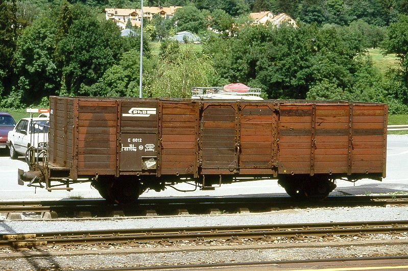 RhB - E 6612 am 07.06.1992 in Reichenau - Hochbordwagen 2-achsig mit 1 offenen Plattform - Baujahr 1911 - Louv - Gewicht 6,72t - Zuladung 15,00t - LP 7,84m - zulssige Geschwindigkeit 60 km/h - 2=13.08.1988 - Lebenslauf: ex L3 6612 - 1969 E 6612 - ? Abbruch.
