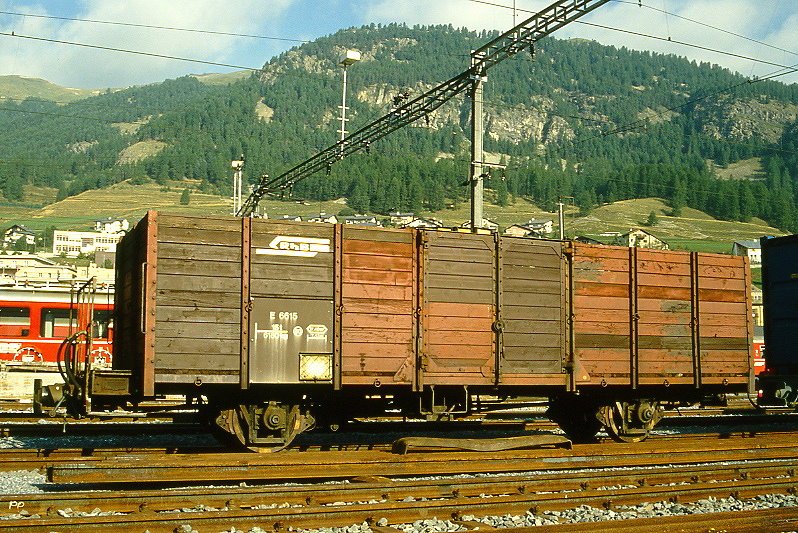 RhB - E 6615 am 30.09.1990 in St.Moritz - Hochbordwagen 2-achsig mit 1 offenen Plattform - Baujahr 1911 - Louv - Gewicht 6,18t - Zuladung 15,00t - LP 7,84m - zulssige Geschwindigkeit 60 km/h - 2=01.09.1988 - Lebenslauf: ex L3 6615 - 1969 E 6615 - 06/2002 Abbruch!

