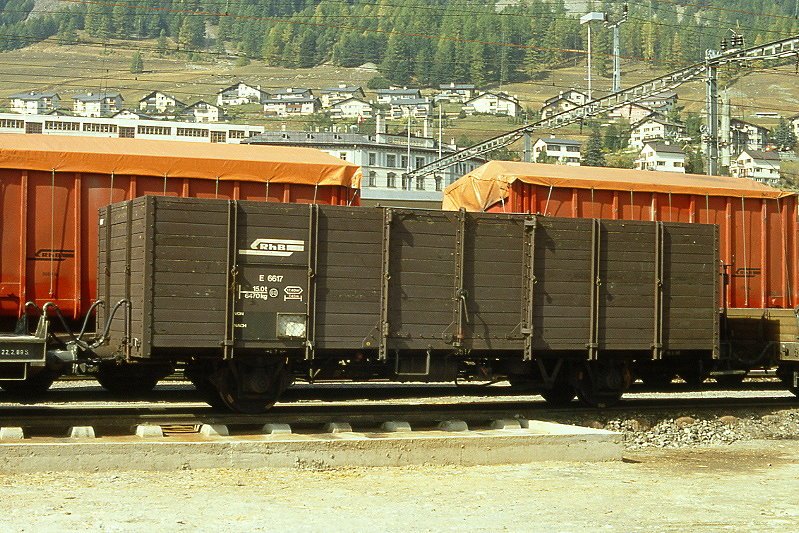 RhB - E 6617 am 30.09.1990 in Samedan - Hochbordwagen 2-achsig mit 1 offenen Plattform - Baujahr 1911 - Louv - Gewicht 6,47t - Zuladung 15,00t - LP 7,84m - zulssige Geschwindigkeit Aufkleber 60 km/h - 2=05.08.1986 - Lebenslauf: ex L3 6617 - 1969 E 6617 - 06/2002 Abbruch!

