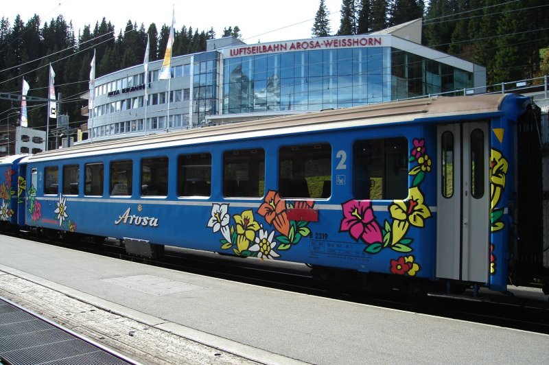 Rhb. Ein Waggon des Arosa-Express am Bahnhof in Arosa. 7.10.08