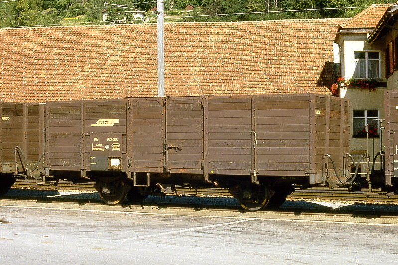 RhB - Ek 6208 am 09.09.1990 in Ilanz - Hochbordwagen 2-achsig mit 1 offenen Plattform - Baujahr 1906 - Staud - Gewicht 5,92t - Zuladung 12,50t - LP 7,84m - zulssige Geschwindigkeit Aufkleber 60 km/h - =07.11.1984 - Lebenslauf: ex L1 1048 - 1911 L1 6208 - 1969 Ek 6208 - 10/1996 verkauft an Mller AG - 04/1997 P 10163.
