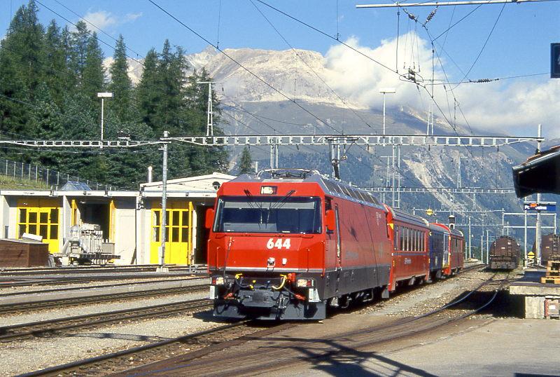 RhB EW-IV-Extrazug fr RHTIA INCOMING 3246 von Zuoz nach Ponttresina am 11.09.1994 Einfahrt Pontresina mit E-Lok Ge 4/4III 644 - B 2393 - WRS 3821 - B 2391. Hinweis: 644er noch ohne Werbung!
