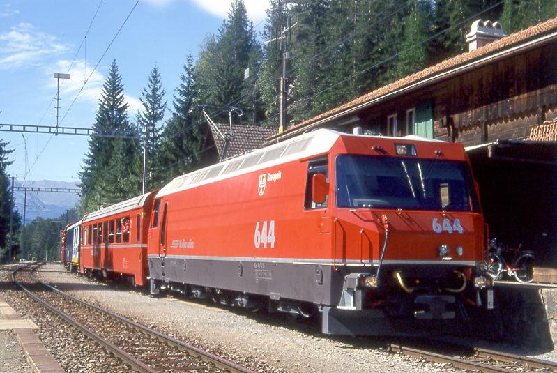RhB EW-IV-Extrazug fr RHTIA INCOMING 3142 von Filisur nach Davos Platz am 11.09.1994 in Wiesen mit E-Lok Ge 4/4III 644 - B 2391 - WRS 3821 - B 2393. Hinweis: Lok noch ohne Werbung!  
