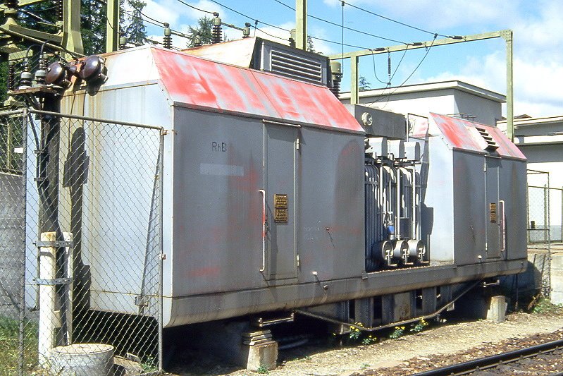 RhB - ex Xmut 9020 I am 31.08.1993 in Pontresina - Gleichrichterwagen - Brcke ohne Drehgestelle - Baujahr 1922 - PAG - Gewicht 37,00t - LP 16,00m - Lebenslauf: ex O1 8251I - 1948 OT6 8251 I - 1956 OT9 8251 I - 1958 X4 9020 I - 1969 Xmut 9020 I - 1977 ausr. stationrer Gleichrichter Pontresina - 09/1994 Abbruch
