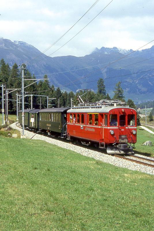 RhB Extra-FOTOZUG 3937 fr RHTIA TOURS von St.Moritz nach Pontresina am 31.08.1996 kurz vor Pontresina mit Triebwagen ABe 4/4I 35 - B 2247 - D 4052I - B 2246. Hinweis: historische 4-Achser auf der Berninabahn!
