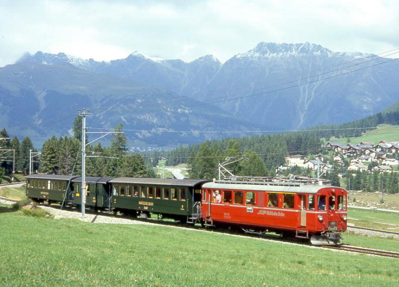 RhB Extra-FOTOZUG 3937 fr RHTIA TOURS von St.Moritz nach Pontresina am 31.08.1996 kurz vor Pontresina mit Triebwagen ABe 4/4I 35 - B 2247 - D 4052I - B 2246. Hinweis: historische 4-Achser auf der Berninabahn!
