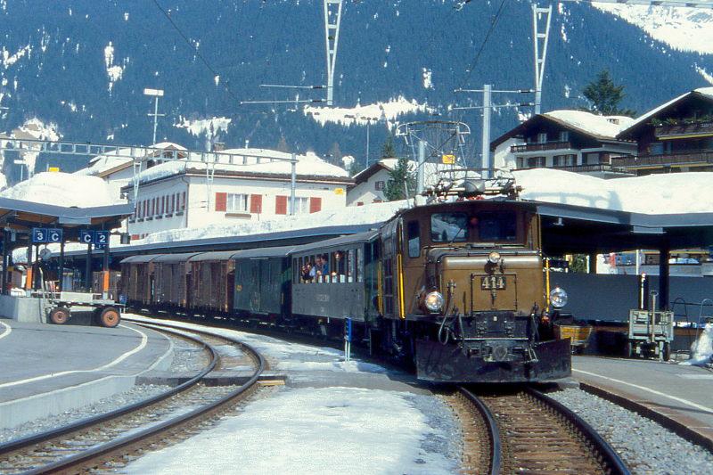 RhB Extra-GmP 3031 fr GRAUBNDENTOURS AG von Landquart nach Davos Platz am 14.03.1999 in Klosters mit E-Lok Ge 6/6 I 414 - B 2246 - D 4052II - Gbkv 5568 - Gbkv 5593 - Gb 5082 - E 6610 - Kk 7070.
