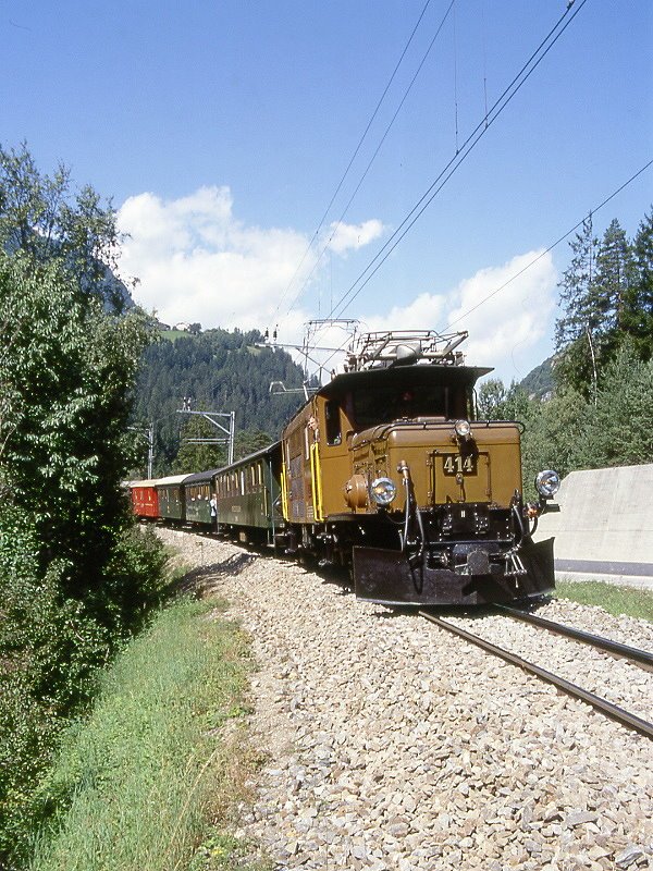 RhB Extra-GmP 3527 fr GRAUBNDENTOURS von Landquart nach Filisur am 27.08.1998 kurz nach Soliser Viadukt mit E-Lok Ge 6/6I 414 - B 2245 - B 2060 - D 4054 - Gbkv 5544 -  Gbkv 5546 - Kkw 7340 - E 6605 - Uce 8083.
