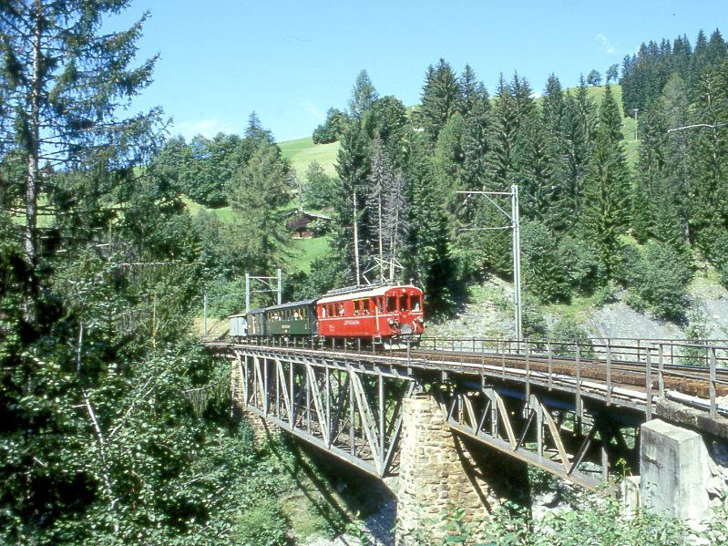 RhB Extra-GmP 3641 von Chur nach Arosa am 31.08.1997 auf Frauentabel-Viadukt mit Bernina-Triebwagen ABe 4/4I 32 - B 2247 - D 4052II - Xk 9398. Hinweis: Berninatriebwagen verkehrten normalerweise nur in der Winterhauptsaison bei der Arosabahn zu Gleichstromzeiten. Der historische grne Vierachserwagen stammte ursprnglich von der Arosabahn ex C4 54 