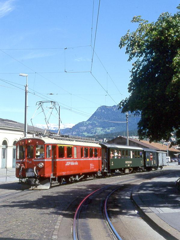 RhB Extra-GmP 3641 von Chur nach Arosa am 31.08.1997 in Chur mit Bernina-Triebwagen ABe 4/4I 32 - B 2247 - D 4052II - Xk 9398. Hinweis: Berninatriebwagen verkehrten normalerweise nur in der Winterhauptsaison bei der Arosabahn zu Gleichstromzeiten. Der historische grne Vierachserwagen stammte ursprnglich von der Arosabahn ex C4 54 