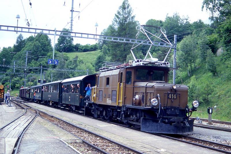 RhB Extra-GmP fr GRAUBNDEN TOURS 3153 von Davos-Platz nach Filisur vom 19.06.1999 in Filisur mit E-Lok Ge 6/6I 414 - B 2246 - B 2060 - D 4052II - C 2012 - Gb 5070 - Gb 5016 - Gb 5019. 