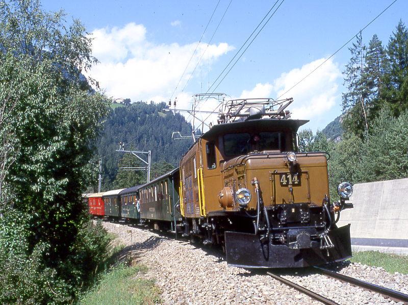 RhB Extra-GmP fr GRAUBNDEN TOURS 3527 von Landquart nach Filisur am 27.08.1998 kurz nach Soliser Viadukt mit Oldtimer-E-Lok Ge 6/6I 414 - B 2245 - B 2060 - A 1102 - D 4054 - Gbkv 5544 - Gbkv 5546 - Kkw 7340 - E 6605 - Uce 8083.