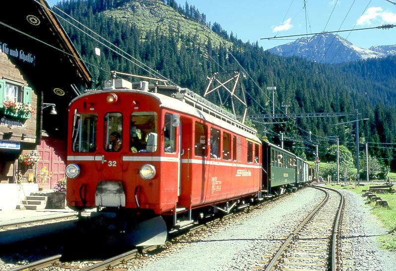 RhB EXTRA-GmP fr GRAUBNDEN TOURS 3658 von Arosa nach Chur am 31.08.1997 in Langwies mit Bernina-Triebwagen ABe 4/4I 32 - B 2247 - D 4052I - Xk 9398 - Kkl 7052 - E 6623.
