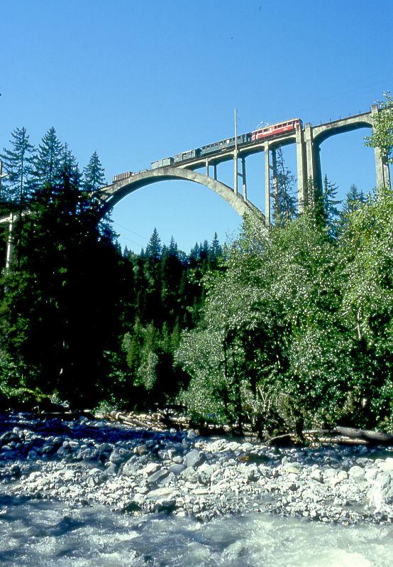 RhB EXTRA-GmP fr GRAUBNDEN TOURS 3658 von Arosa nach Chur am 31.08.1997 auf Langwieser Viadukt mit Bernina-Triebwagen ABe 4/4I 32 - B 2247 - D 4052I - Xk 9398 - Kkl 7052 - E 6623. Weitwinkelaufnahme
