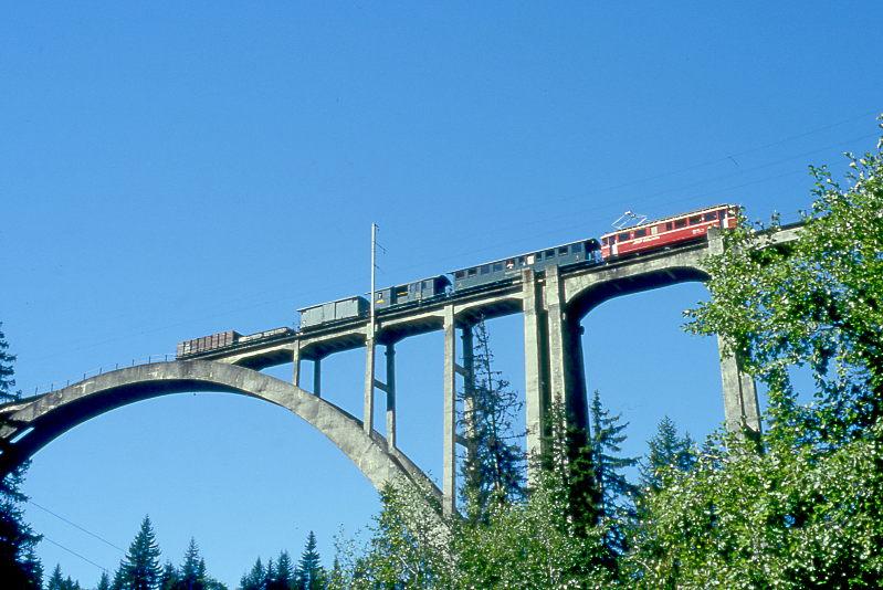 RhB EXTRA-GmP fr GRAUBNDEN TOURS 3658 von Arosa nach Chur am 31.08.1997 auf Langwieser Viadukt mit Bernina-Triebwagen ABe 4/4I 32 - B 2247 - D 4052I - Xk 9398 - Kkl 7052 - E 6623.
