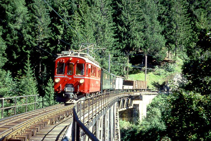 RhB EXTRA-GmP f�r GRAUB�NDEN TOURS 3658 von Arosa nach Chur am 31.08.1997 auf Frauentobel Viadukt mit Bernina-Triebwagen ABe 4/4I 32 - B 2247 - D� 4052I - Xk 9398 - Kkl 7052 - E 6623.

