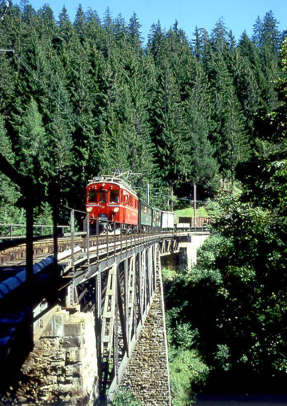 RhB EXTRA-GmP fr GRAUBNDEN TOURS 3658 von Arosa nach Chur am 31.08.1997 auf Frauentobel Viadukt mit Bernina-Triebwagen ABe 4/4I 32 - B 2247 - D 4052I - Xk 9398 - Kkl 7052 - E 6623.
