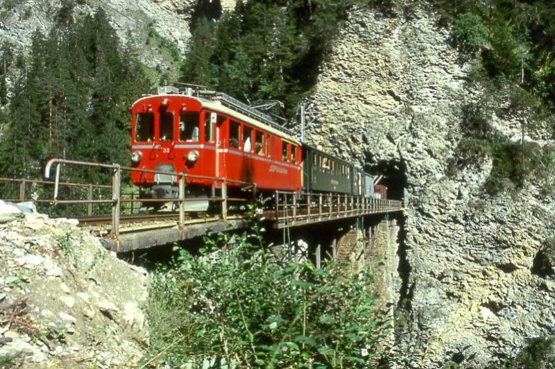RhB EXTRA-GmP fr GRAUBNDEN TOURS 3658 von Arosa nach Chur am 31.08.1997 auf Castieler Tobel-Viadukt mit Bernina-Triebwagen ABe 4/4I 32 - B 2247 - D 4052I - Xk 9398 - Kkl 7052 - E 6623.
