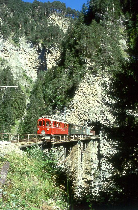 RhB EXTRA-GmP fr GRAUBNDEN TOURS 3658 von Arosa nach Chur am 31.08.1997 auf Castieler Tobel-Viadukt mit Bernina-Triebwagen ABe 4/4I 32 - B 2247 - D 4052I - Xk 9398 - Kkl 7052 - E 6623.
