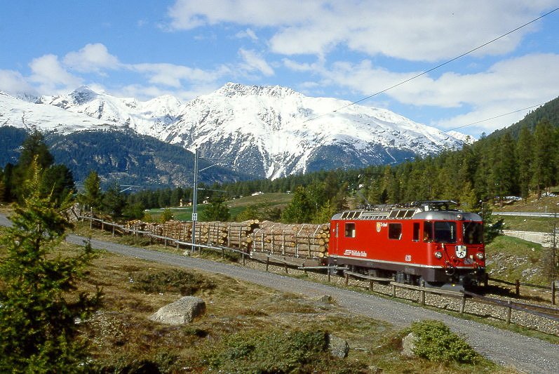 RhB - Extra-Gterzug 5337 von Samedan nach Pontresina am 06.10.1999 zwischen Punt Muragl und Pontresina mit E-Lok Ge 4/4 II 628 - 3x Rw - 3x Kk 4xRw - Hinweis: gescanntes Dia
