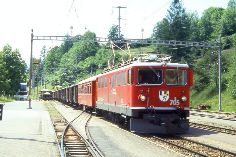 RhB Extra-Gterzug 6545 von Landquart nach Samedan am 27.06.1995 Durchfahrt Filisur mit E-Lok Ge 6/6II 705 - B 2424 - 9x Gb. Hinweis: Alpviehtransport-Extrazug, diese Transporte gibt es heute nicht mehr, gescanntes Dia
