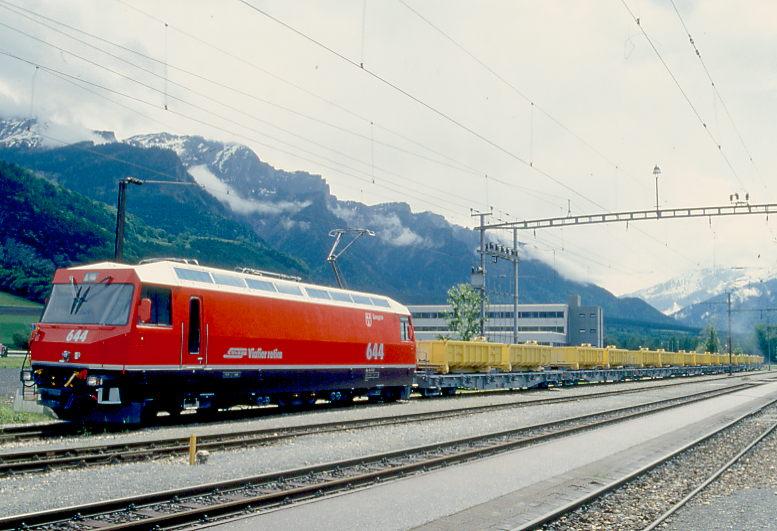 RhB Extra-Gterzug 6011 von Untervaz nach Klosters am 17.05.1994 in Untervaz mit E-Lok Ge 4/4 III 644 - Rw 8382 - Rw 8387 - Rw 8383 - Rw 8373 - Rw 8377 - Rw 8374 - Rpw 8352 - Rpw 8354. Hinweis: Vereina-Abraumzug-Garnitur B. Wagen waren mit orangen Aufklebern gekennzeichnet.
