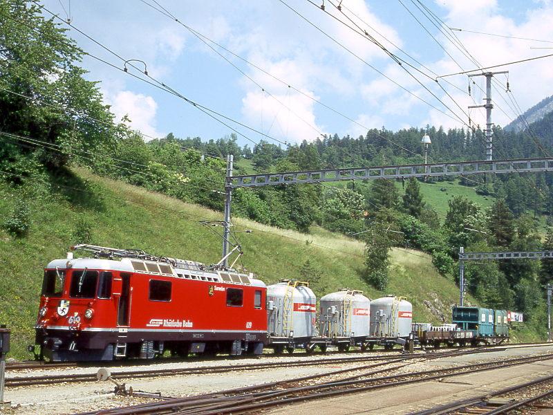 RhB Extra-Gterzug 6154 von Filisur nach Klosters vom 28.06.1995 in Filisur mit E-Lok Ge 4/4II 619 - Uce 8071 - Uce 8050 - Uce 8091 - Kkw 7375 - Kkl 7090 - P 10051. Hinweis: Umleitungsverkehr wegen Streckensperrung Saas