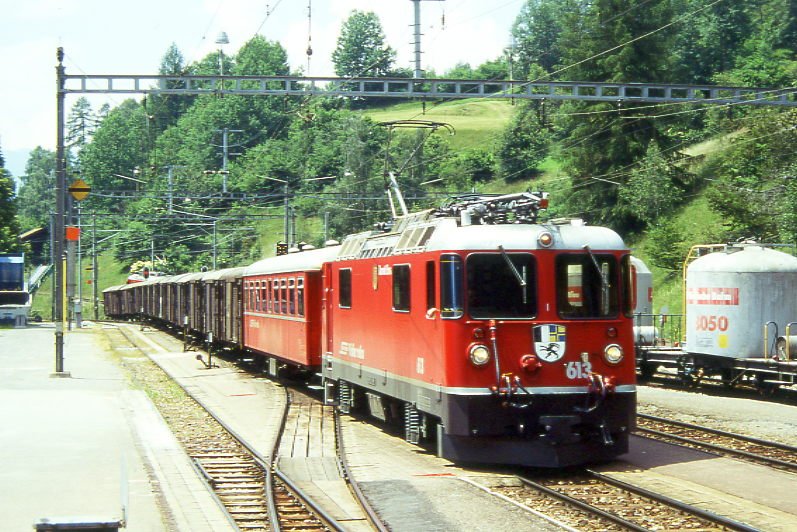 RhB Extra-Gterzug 6545 von Landquart nach Samedan am 28.06.1995 Durchfahrt Filisur mit E-Lok Ge 4/4II 613 - B 2214 - 12x Gb. Hinweis: Alpviehtransport-Extrazug, diese Transporte gibt es heute nicht mehr, gescanntes Dia
