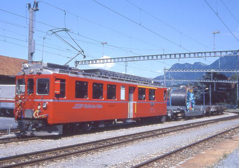 RhB Extra-Gterzug 6653 von Chur nach Arosa am 11.08.1992 in Chur mit Triebwagen ABDe 4/4 487 - Uaaz 8281 - Kkw 7370 - Kkw 7328. Hinweis: Ladung ist eine 25t schwere Bobine mit einen Stahltragseil einer Aroser Bergbahn. Da Ladema-berschreitung bestand wurde der Triebwagen am rechten Scheinwerfer (Foto links) mit einer roten Scheibe gekennzeichnet.