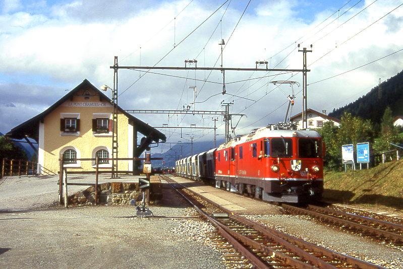 RhB Extra - GTERZUG 6717 von Samedan nach S-chanf am 04.09.1996 in La Punt mit E-Lok Ge 4/4II 617 - Ge 4/4II 630 - Fad 8731 - Fad 8726 - Fad 8736 - Fad 8727 - Fad 8738 - Fad 8733 - Fad 8739 - Fad 8728. Hinweis: Doppelbespannung ist fr die Rckfahrt ber Albula ntig. Beladen ist die Zughakenlast gerade noch zulssige 420t bei 35? Steigung 
