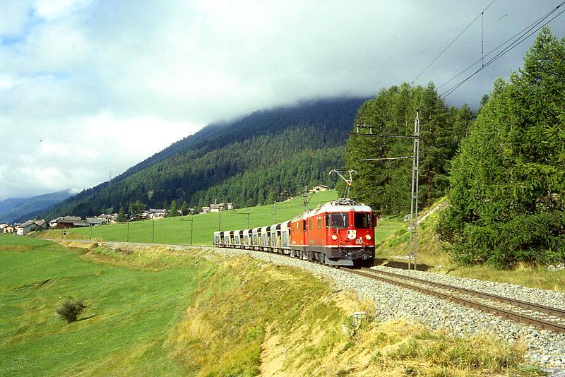 RhB Extra - GTERZUG 6717 von Samedan nach S-chanf am 04.09.1996 zwischen La Punt und Madulain mit E-Lok Ge 4/4II 617 - Ge 4/4II 630 - Fad 8731 - Fad 8726 - Fad 8736 - Fad 8727 - Fad 8738 - Fad 8733 - Fad 8739 - Fad 8728. Hinweis: Doppelbespannung ist fr die Rckfahrt ber Albula ntig. Beladen ist die Zughakenlast gerade noch zulssige 420t bei 35? Steigung 
