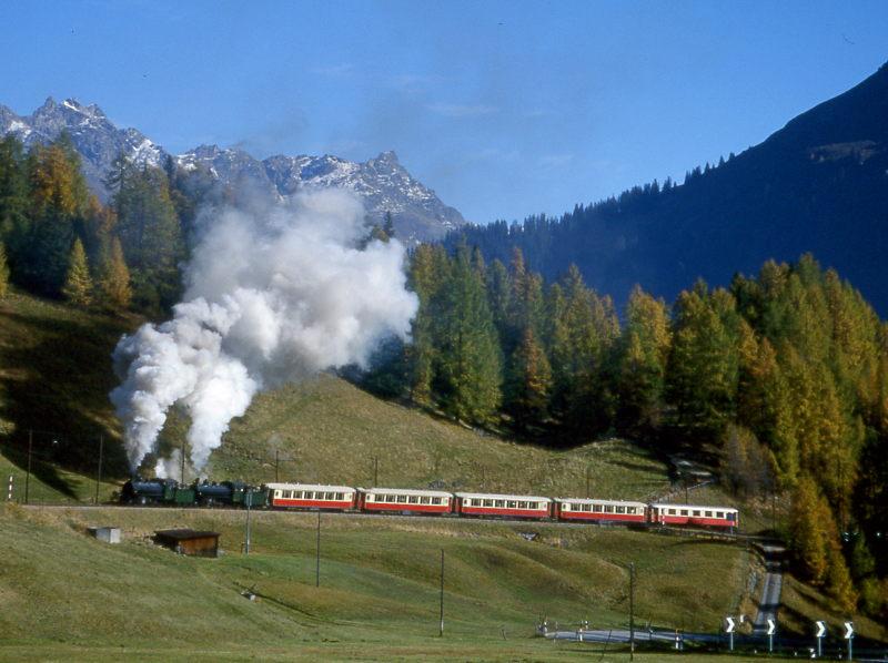 RhB Extra-Salondampfzug fr GRAUBNDEN TOURS 3031 von Landquart nach Davos Platz vom 25.10.1997, Scheinanfahrt in der 45-Promille-Steigung oberhalb Davos Laret mit Dampflok G 4/5 107 - G 4/5 108 - AS 1144 - AS 1142 - AS 1142 - AS 1143 - AS 1161.