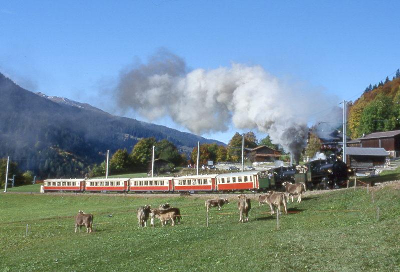 RhB Extra-Salondampfzug fr GRAUBNDEN TOURS 3031 von Landquart nach Davos-Platz vom 26.10.1997 bei Klosters-Dorf mit Dampflok G 4/5 108 - G 4/5 107 - AS 1161 - AS 1143 - AS 1141 - AS 1142 - AS 1144.