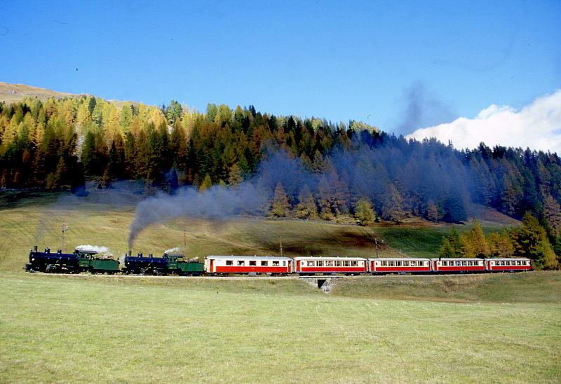 RhB Extra-Salondampfzug fr GRAUBNDEN TOURS 3031 von Landquart nach Davos-Platz vom 26.10.1997 zwischen Davos-Laret und Davos-Wolfgang mit Dampflok 4/5 108 - G 4/5 107 - AS 1161 - AS 1143 - AS 1141 - AS 1142 - AS 1144. 