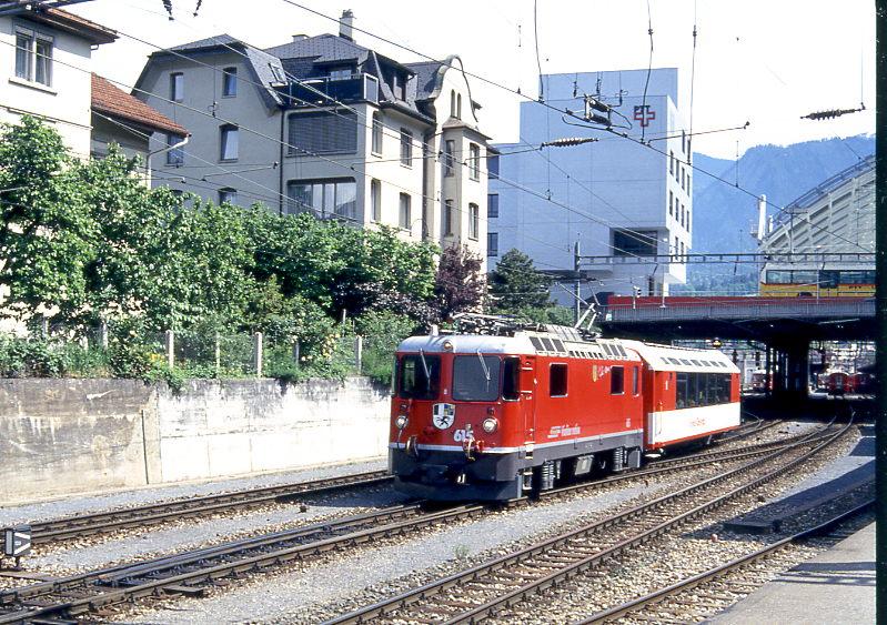 RhB Extra-Schnellzug GLACIER-EXPRESS G 2903 von Chur nach Zermatt vom 13.05.1995 Ausfahrt Chur mit E-Lok Ge 4/4II 615 - FO PS 4013. Hinweis: Durch hohes Fahrgastaufkommen (ber 15 Wagen) war an diesen Tag eine Nachfhrung (Doppelfhrung) des Glacier-Express 903 ab Chur ntig. Weitere Wagen aus St.Moritz wurden in Reichenau angekuppelt, ohne Zuglauf ber Chur. 
