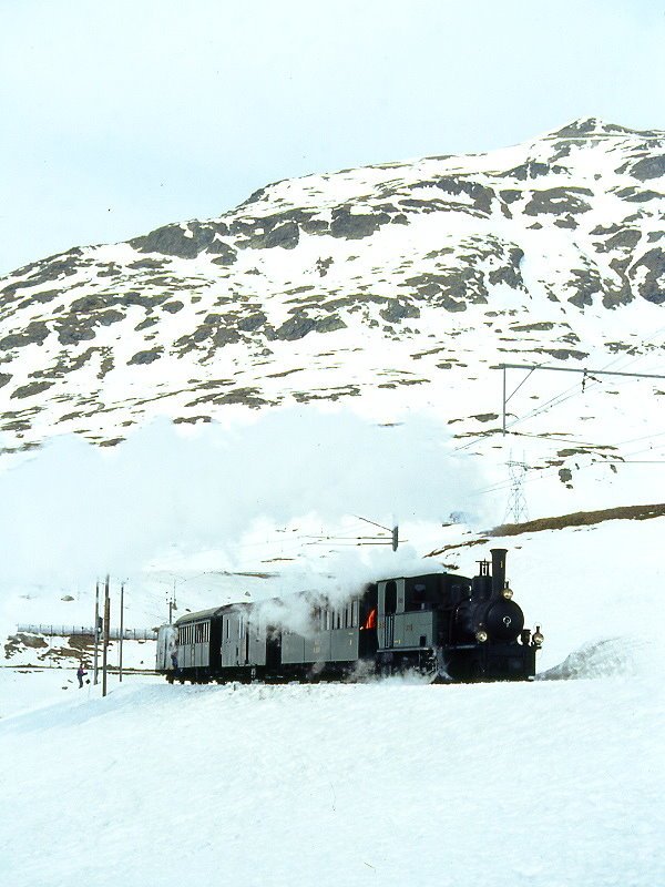 RhB Extradampfzug fr Graubnden Tours 3466.1 von km 24,000 nach Ospizio Bernina am 21.02.1998 am Lago Bianco mit Dampflok G 3/4 1 - B 2060 - D 4052 I - A 1102 - Xk 9398. Hinweis: Dampflok Rhtia verkehrte seit bestehen der Berninabahn erst an 3 Tagen auf Ospizio Bernina!
