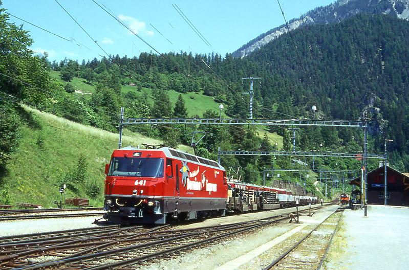 RhB EXTRAG�TERZUG 6152 von Filisur nach Klosters am 27.06.1995 Ausfahrt Filisur mit E-Lok Ge 4/4III 641 - Rw 8241 - Rw 8264 - Rw 8267 - Rw 8244 - Rpw 8237 - Rw 8222. Hinweis: Lok noch mit Werbung: HEIDILAND/BERNINA-EXPRESS, Umleitungsverkehr wegen Streckenunterbruch SAAS!
