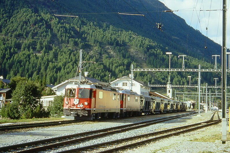 RhB Extragterzug 6167 von Davos Platz nach Samedan am 05.09.1996 Durchfahrt Bever mit E-Lok Ge 4/4II 630 - Ge 4/4II 617 - Fad 8728 - Fad 8739 - Fad 8733 - Fad 8738 - Fad 8727 - Fad 8736 -  Fad 8726 - Fas 8731. Hinweis: Leermaterialzug nach S-chanf
