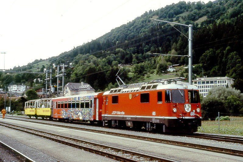RhB Extrazug 3256 von Ilanz nach Chur am 30.08.1997 in Ilanz mit E-Lok Ge 4/4 II 615 - B 2261- B 2097 - B 2102. Hinweis: gescanntes Dia auf ISO200-Film
