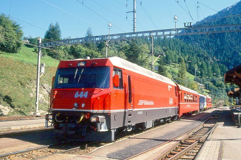 RhB Extrazug 3342 fr RHTIA INCOMING von Pontresina nach Filisur am 11.09.1994 in Filisur mit E-Lok Ge 4/4III 644 - B 2391 - WRS 3821 - B 2393. Hinweis: Fotozug mit EW IV-Wagen, gescanntes Dia
