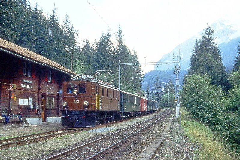 RhB Extrazug 3366 fr RHTIA TOURS von Pontresina nach Davos Platz am 30.08.1996 in Stugl-Stuls mit E-Lok Ge 4/6 353 - B 2245 - D 4054 - B 2060 - A 1102 - Xk 9398. Hinweis: Kreuzungshalt, gescanntes Dia
