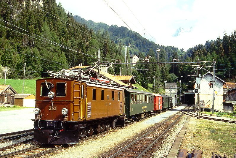 RhB Extrazug 3366 fr RHTIA TOURS von Pontresina nach Davos Platz am 30.08.1996 in Preda mit E-Lok Ge 4/6 353 - B 2245 - D 4054 - B 2060 - A 1102 - Xk 9398. Hinweis: Kreuzungshalt, gescanntes Dia

