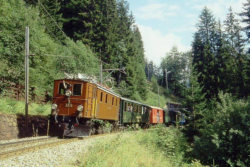 RhB Extrazug 3366 fr RHTIA TOURS von Pontresina nach Davos Platz am 30.08.1996 Ausfahrt Greifenstein-Tunnel zwischen Stugl-Stuls und Filisur mit E-Lok Ge 4/6 353 - B 2245 - D 4054 - B 2060 - A 1102 - Xk 9398. Hinweis: gescanntes Dia
