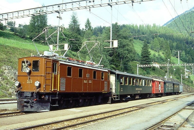 RhB Extrazug 3366 fr RHTIA TOURS von Pontresina nach Davos Platz am 30.08.1996 in Filisur mit E-Lok Ge 4/6 353 - B 2245 - D 4054 - B 2060 - A 1102 - Xk 9398. Hinweis: beide Pantografen gehoben, gescanntes Dia
