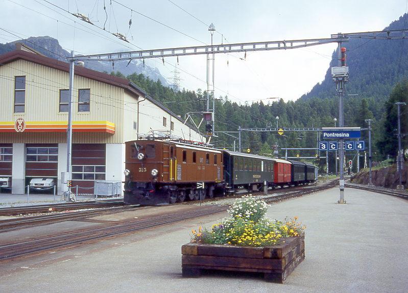 RhB Extrazug 3366 von Pontresina nach Davos Platz am 30.08.1996 in Pontresina mit E-Lok Ge 4/6 353 - B 2245 - D 4054 - B 2060 - A 1102 - Xk 9398. Hinweis: Zug steht abfahrtsbereit in der Abstellanlage.
